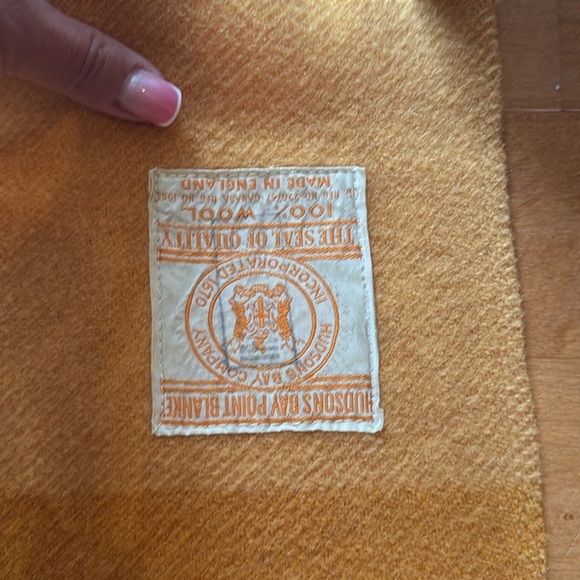 Hudson's Bay Company 60" x 86" Twin 3.5 Point Blanket cutter hole/staining - Picture 5 of 13